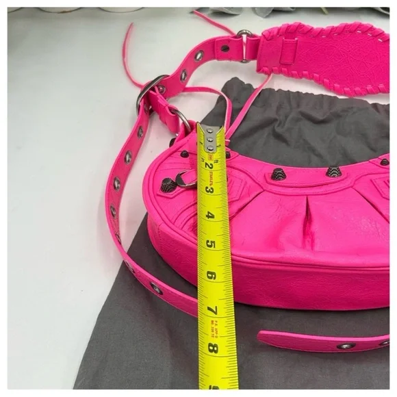 Balenciaga LE CAGOLE shoulder bag in hot pink lambskin
NWT - Picture 6 of 9